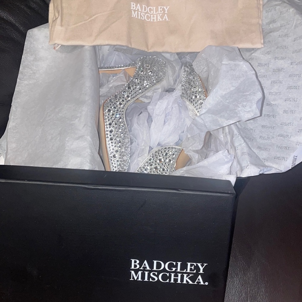 Badgley Mischka crystal point pumps Brand new size 5